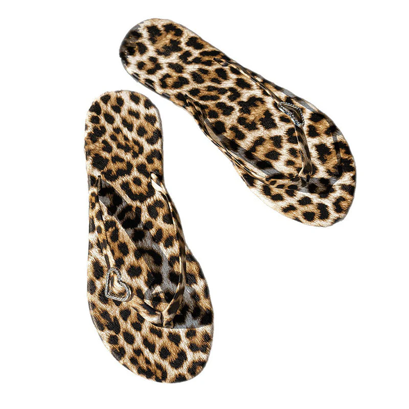 Lena – Leopardenmuster Flip-Flops mit Herzanhänger - Image 8